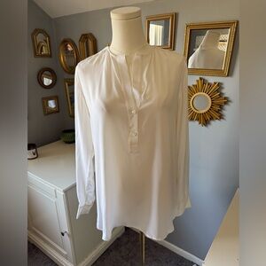 Vince silk pullover blouse with two buttons in crepe silk. Size 6.